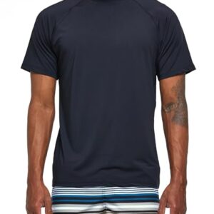 Männliches Model trägt ein elastisches kurzes UV Schutz T-Shirt in Schwarz, ideal für Outdoor-Aktivitäten wie Surfen, Laufen und Angeln.