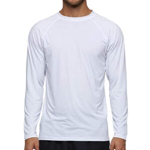 Männliches Modell in einem weißen Langarmshirt mit UV-Schutz, geeignet für Outdoor-Aktivitäten wie Wandern, Laufen und Surfen.