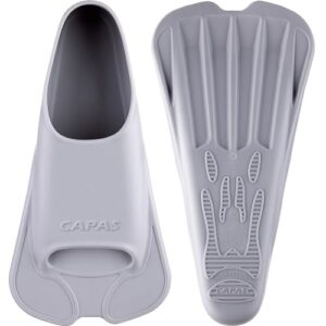 CAPAS kurze Trainingsflossen in Grau für Kinder und Erwachsene, ideal zur Verbesserung der Beinarbeit und Schwimmgeschwindigkeit während des Trainings.