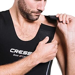 Mann trägt einen schwarzen Tauchunterzieher aus 2.5mm Neopren mit Schulterreißverschluss, ideal für Wassersport und Tauchen, auf neutralem Hintergrund.