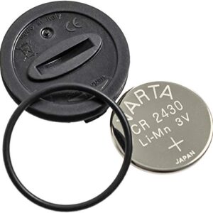 Cressi Battery Kit für Taucheruhren mit CR2430 Lithium-Batterie, O-Ring und Abdeckungsclip auf neutralem Hintergrund.