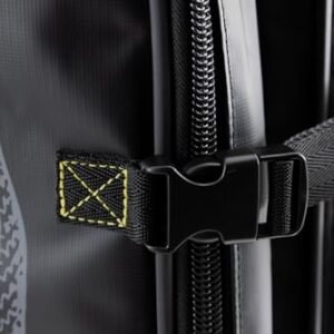 CRESSI Piovra Dry Fins Backpack in Schwarz und Gelb, ein wasserabweisender Rucksack für Langflossen und Wassersportausrüstung, fokussiert auf eine rostfreie Schnalle und strapazierfähigen Gurt.