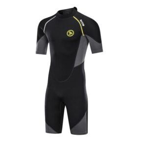 Kurtzärmeliger Herren-Neoprenanzug 1,5/3 mm in Schwarz mit grauen und gelben Designelementen, ideal für Wassersportarten wie Surfen und Tauchen.