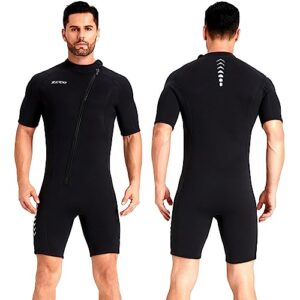 Mann im schwarzen Herren Neoprenanzug mit kurzem Arm und Bein, ideal für Wassersportarten wie Tauchen und Surfen, mit Frontreißverschluss für einfachen Zugang.