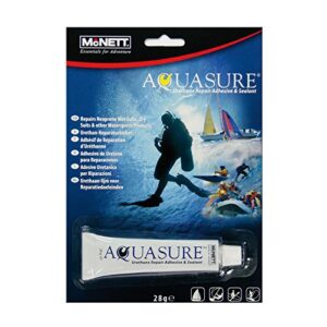 Verpackung des Johnson Outdoors McNETT AQUASURE Klebers 28g für Outdoor-Reparaturen mit maritimem Design und Anwendungsbeispielen.