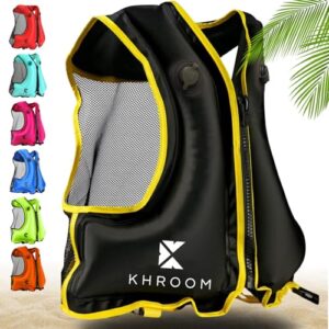 Khroom aufblasbare Schwimmweste für Erwachsene in Schwarz mit gelben Akzenten, ideal für Wassersportaktivitäten wie Schnorcheln, Kajakfahren und Stand-Up-Paddling, entspricht der EU-Norm DIN EN 13138-1:2022-03.