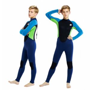 Junge in einem enganliegenden 2,5 mm Neoprenanzug für Kinder in Blau und Grün, ideal für Surfen, Schwimmen und andere Wassersportarten.