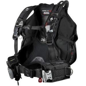 Mares BCD Magellan HD in schwarz, ideal für Tauchen, mit komfortabler Rückenpolsterung und innovativem Design für Sicherheit und Flexibilität.
