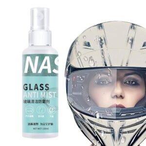 Anti-Beschlag-Spray für Motorradhelme und Brillen, dargestellt mit einer Sprühflasche und einem Motorradhelm mit transparenter Sichtscheibe.