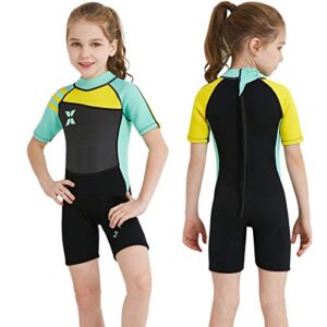 NATYFLY Neoprenanzug für Kinder 2.5mm, ideal für kleinen Wasserspaß, zeigt ein Kind in einem Neoprenanzug mit lebhaften Farben, perfekt für Schutz und Komfort beim Tauchen.