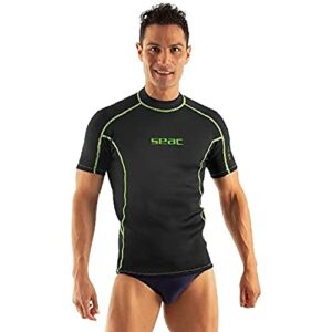 Athletischer Mann in schwarzem Neopren-Kurzarmshirt mit grünen Akzenten, ideal für Tauchen, Surfen und Schwimmen.
