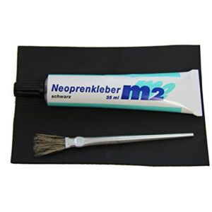 YACHTICON Neopren Reparatur Set mit Neoprenkleber, Pinsel und Flicken auf schwarzem Untergrund, ideal für die Reparatur von Neoprenanzügen und Wassersportbekleidung.