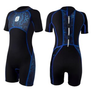 Kind im 2.5mm Neoprenanzug Shorty für Wassersport, geeignet zum Tauchen, Schwimmen und Surfen, mit hohem Komfort und Bewegungsfreiheit.
