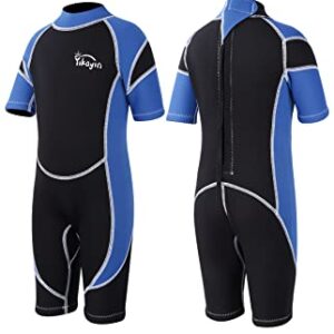Yikayin Neoprenanzug für Kinder in Schwarz mit blauen und weißen Akzenten, ideal für Schwimmen, Surfen und Schnorcheln, mit kurzem Arm und Rückenreißverschluss.