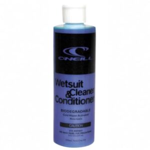 Wetsuit Clean Conditioner in einer schlanken, zylindrischen Flasche zur Reinigung und Pflege von Neoprenanzügen für Wassersportler.