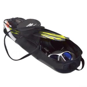 Schwarze Netz-Schnorchelausrüstungstasche extra groß mit Schultergurt, ideal für Tauchen, Schnorcheln und Schwimmen, zeigt das Innere mit Sportutensilien.