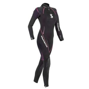 SCUBAPRO Definition 3.0 Damen Tauchanzug in Schwarz mit lila Akzenten, ideal für Taucherinnen. Hergestellt aus hochwertigem Neopren für Wärme und Flexibilität, mit einlagigen Dichtmanschetten und YKK-Reißverschlüssen.