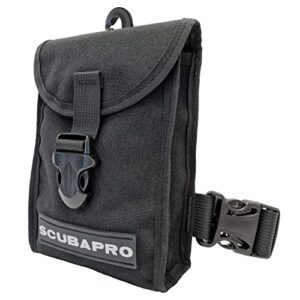 SCUBAPRO Hydros Oberschenkeltasche für Taucher mit klappbarer Oberseite und Klickverschluss, in Schwarz, mit verstellbarem Befestigungsriemen und Logo auf der Vorderseite.