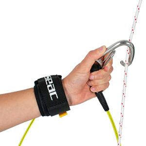 SEAC Lanyard Sicherheitskabel mit Karabiner für Freitaucher in schwarzem Design, sicher an der Hand befestigt.