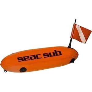 Seac Siluro Signalboje mit Flagge in leuchtendem Orange für Wassersportler und Bootsfahrer, gefertigt aus strapazierfähigem Nylon, ideal für Sichtbarkeit und Sicherheit auf dem Wasser.