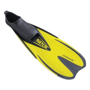 Seac Speed Schnorchelflossen für Damen, Herren und Kinder mit geschlossenem Fußteil in Schwarz und Gelb, ideal für Schnorcheln und Tauchen.