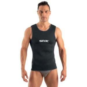 Muskulöser Mann in einer 2,5 mm Seac Unterzieher Short Vest für Herren, die perfekten Kälteschutz beim Tauchen und Schnorcheln bietet.