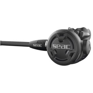 Der Seac PX100 Atemregler für Tauchen mit modernem Design und flexiblem Anschlussschlauch, ideal für anspruchsvolle Tauchumgebungen.