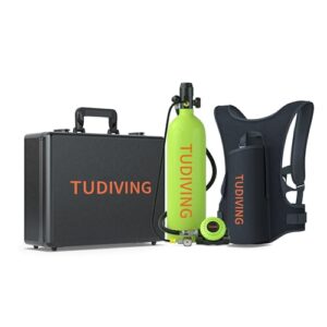TUDIVING-2L Tauchflasche und Tauchausrüstung auf hellem Hintergrund, inklusive robustem Gehäuse, Taucherflasche und ergonomischer Tauchweste für ein angenehmes Unterwassererlebnis.