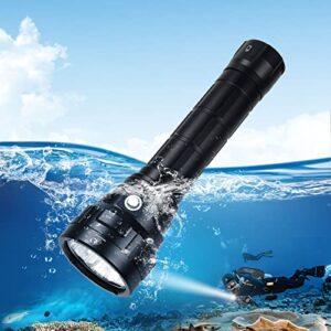 Wurkkos Tauchlampe bis 150 Meter Tiefe, 5000 Lumen Tauchen Taschenlampe in klarem Wasser mit Unterwasserstrukturen und Blasen.