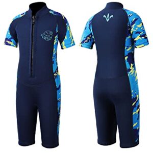 Yikayin Neoprenanzug für Kinder in Marineblau mit farbigen Camouflage-Akzenten, ideal für Wassersport wie Surfen und Tauchen.