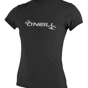 Frau im O'Neill Wetsuit, trägt ein schwarzes Rash-Gewebe-Vest für Sonnenschutz beim Wassersport