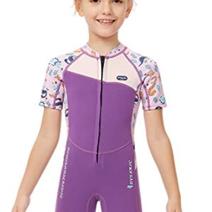 Junges Mädchen in einem tropisch violetten Neoprenanzug, der für Tauchen, Surfen und Strandspielen geeignet ist.