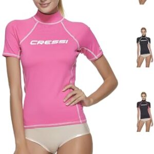 Frau in einem pinken Rash Guard mit dem Cressi-Logo, beige Shorts und weißen Schuhen. Ideal für Tauchen, Schnorcheln oder Surfen.
