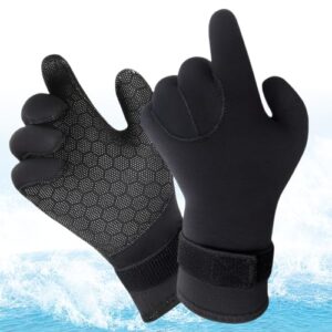 Zwei schwarze Neopren-Handschuhe mit einem silbernen und weißen Muster auf der Handfläche. Sie sind nach oben gewendet und zeigen sich dem Kamera gegenüber. Hintergrund ist blau und weiß, ähnelt Ozeanwellen.