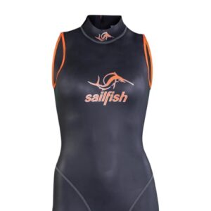Frau in einem dunkelblauen Neoprenanzug mit dem sailfish-Logo und orangefarbenem Griff, geeignet für warmes Wasser und optimal für Schwimmen und Training.