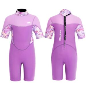 Kleines Mädchen im Violett trägt einen Gogokids Neoprenanzug beim Schwimmen, Schnorcheln oder Surfen. Der Anzug bietet UV-Schutz und ist ideal für Kinder zwischen 2-4 Jahren.