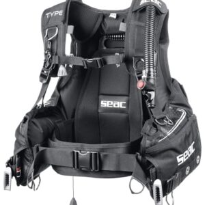 Ergonomischer BCD für Tauchen mit rotem Logo vorne auf der Jacke. Die Jacke hat ein schwarzes Farbkonzept und 4 Schultergurte.