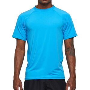 Mann im blauen Rashguard vor weißem Hintergrund, Raschel-Shirt für Schwimmen und Surfen mit UV-Schutz