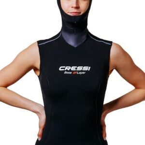 Frau trägt einen schwarzen Sport-Überzug und -Hut mit der Aufschrift 'Cressi'. Der Hut ist ideal für Tauchgänge.