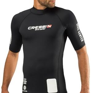 Mann in einem schwarzen Rash Guard vor weißen Hintergrund, ideal für SUP und Wassersport, schützt vor UV-Sonnenstrahlen
