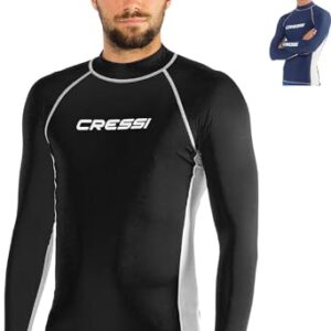 Mann in einem UV-schützenden Rash Guard mit Langarmen, ideal für Schwimmen, Tauchen und Surfen