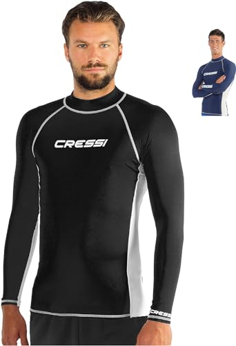 Mann in einem UV-schützenden Rash Guard mit Langarmen, ideal für Schwimmen, Tauchen und Surfen
