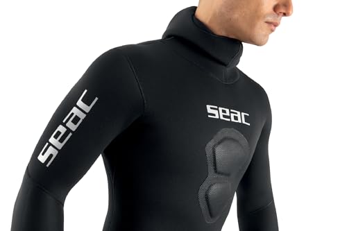 Mann in Seac Royal 7 mm Neopren-Tauchanzug für Freitauchen, Latzhose und Kapuzenjacke