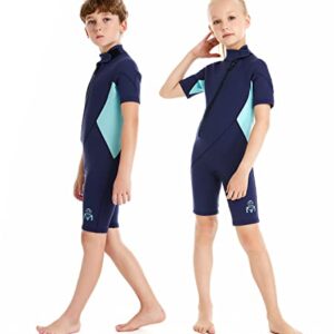 Zwei Kinder in einem blauen und weißen Neoprenanzug stehen nebeneinander und bereiten sich auf einen Schwimmbadbesuch oder eine Wassersportaktivität vor.