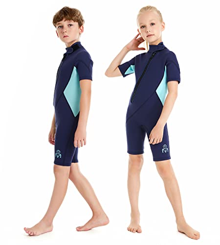 Zwei Kinder in einem blauen und weißen Neoprenanzug stehen nebeneinander und bereiten sich auf einen Schwimmbadbesuch oder eine Wassersportaktivität vor.