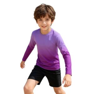 Junge Kinder in UV-Shirts spielen Fußball am Strand und Schwimmen im Freizeitbad. Unisex Rashguard mit atmungsaktiven Eigenschaften und Schnelltrocknender Materialbeschaffenheit.