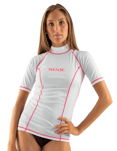 Frau im Rash Guard für Schwimmen, Surfen und Tauchen mit UV-Schutz. Weiß/Rosa Farbe. XS Größe.