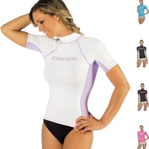 Weibliche Person in einem weißen Cressi-Rash-Guard mit UV-Schutz bei Schwimmen