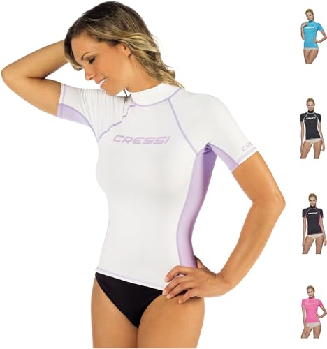 Weibliche Person in einem weißen Cressi-Rash-Guard mit UV-Schutz bei Schwimmen
