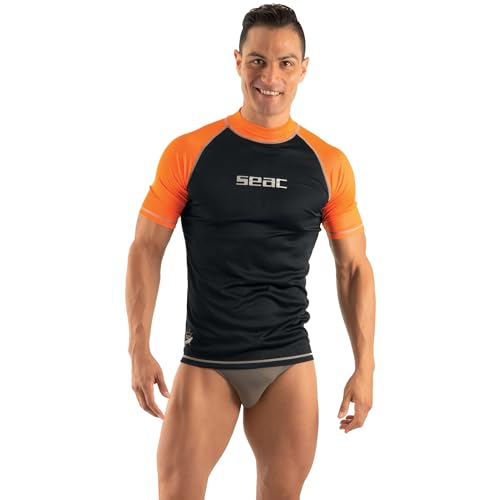 Mann in Rash Guard für Schwimmen und Surfen mit UV-Schutz, schwarz/orange, XL